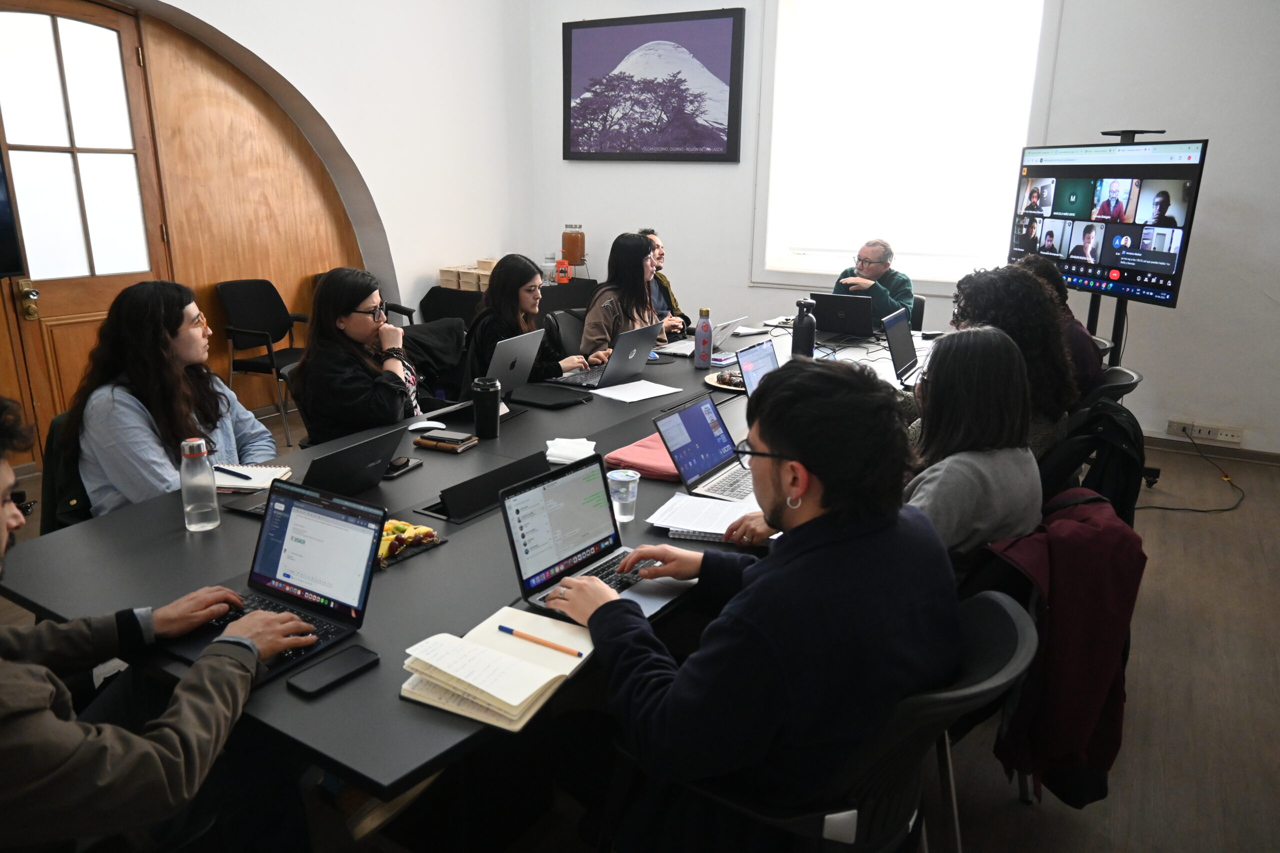Académicos se reúnen en torno a nuevo proyecto Fondecyt sobre acción colectiva en Chile