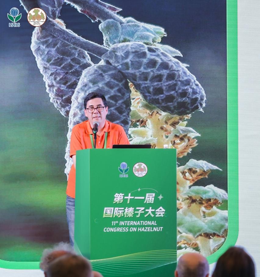 Investigador ULagos expuso en el XI Congreso Internacional de Avellanas en Beijing