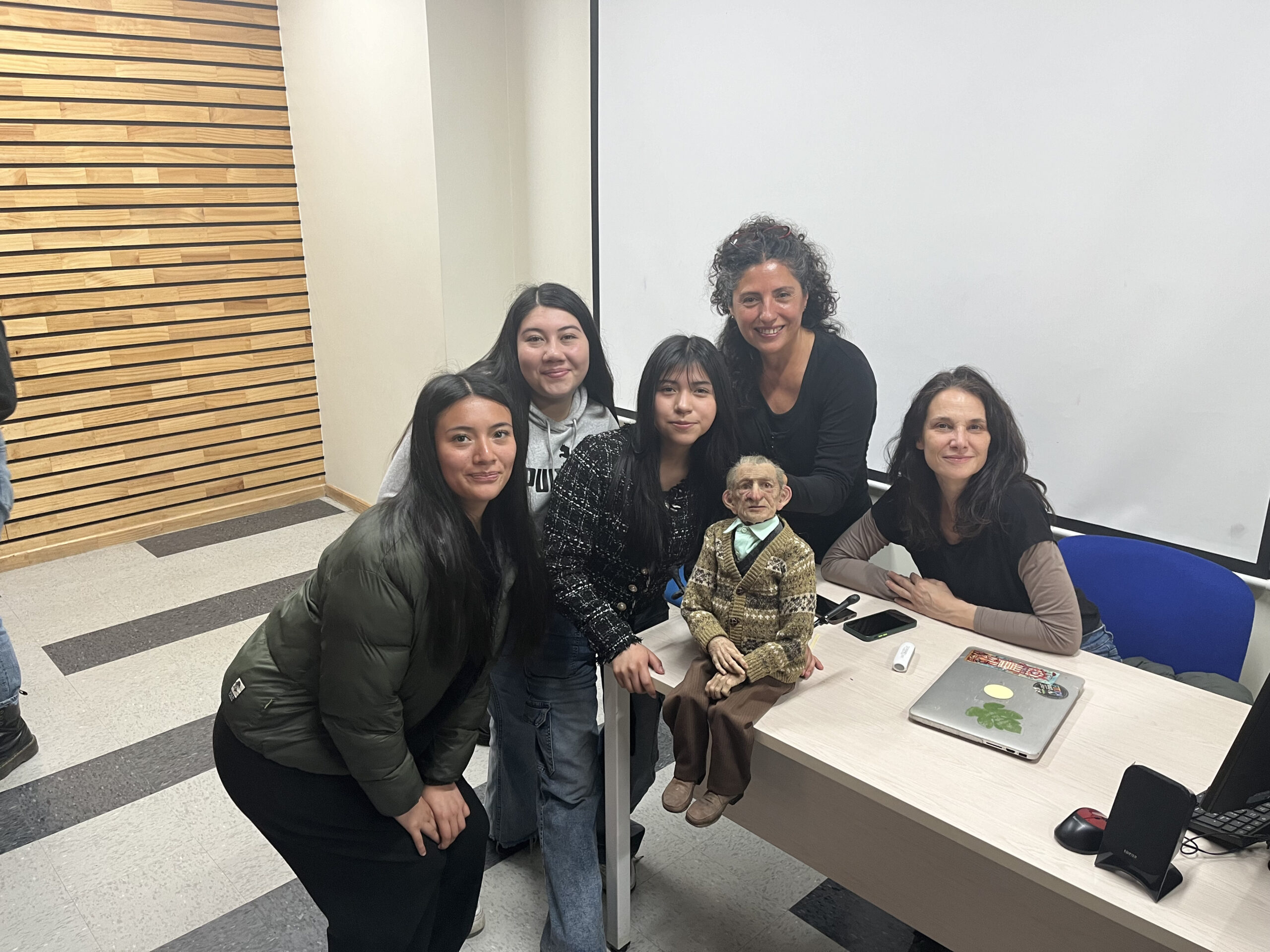 El arte que educa: taller de marionetas transforma la formación de futuras educadoras en ULagos Chiloé