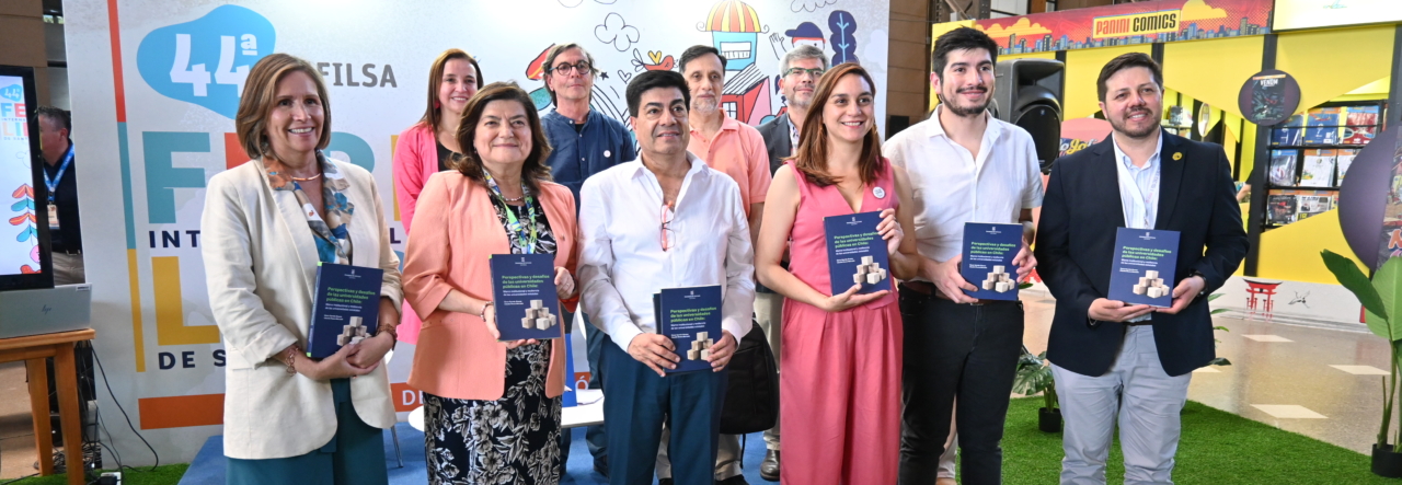 Rector Óscar Garrido presenta libro sobre universidades públicas en FILSA 2025