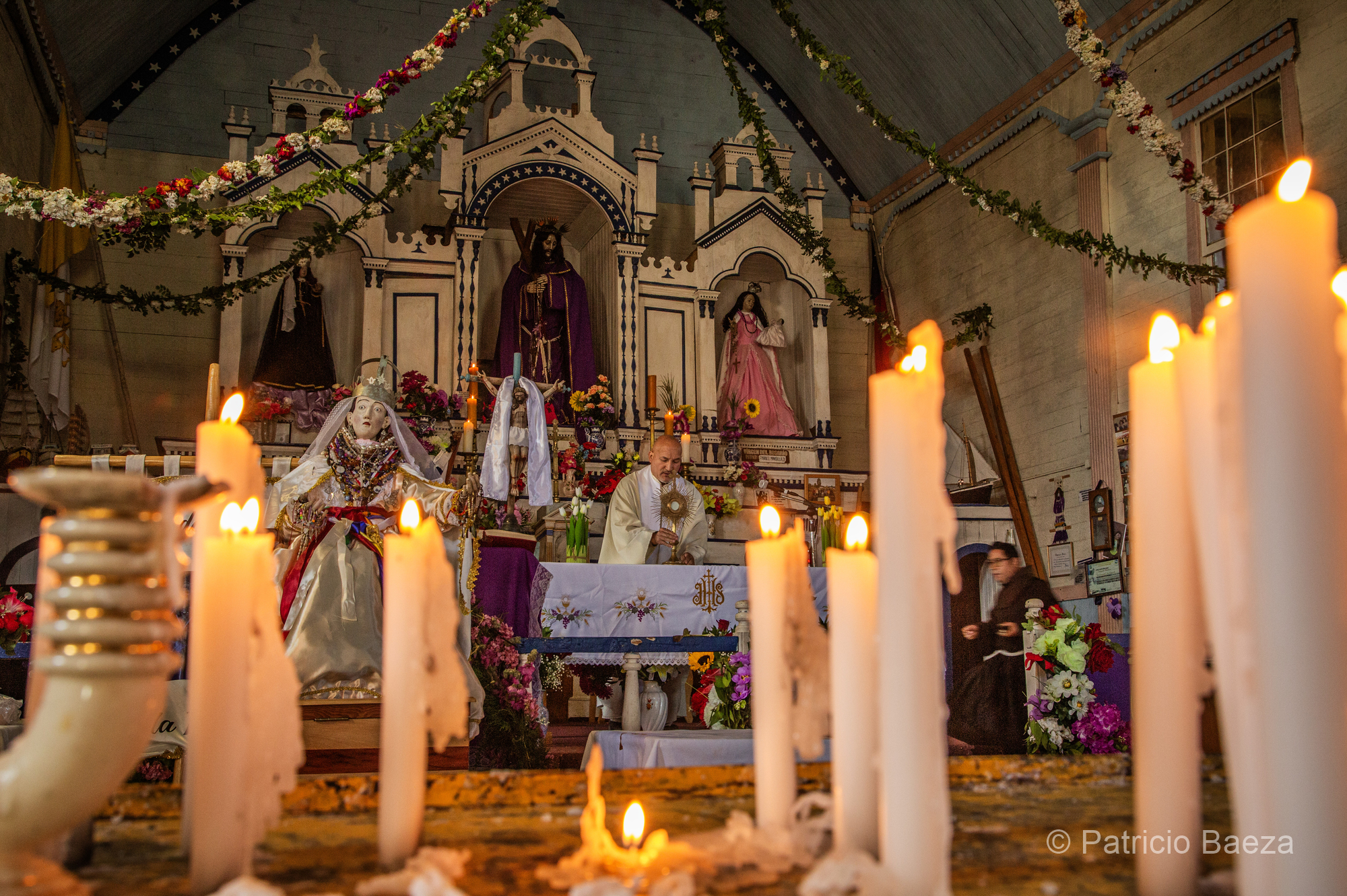 Miradas de Fe: ULagos lleva exposición fotográfica al corazón espiritual de Chiloé