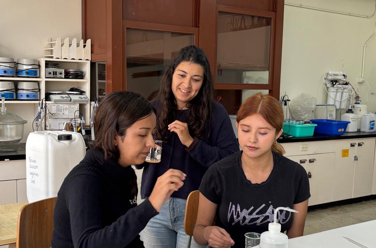 Nuevos estudiantes ULagos viven experiencia científica sobre el ADN