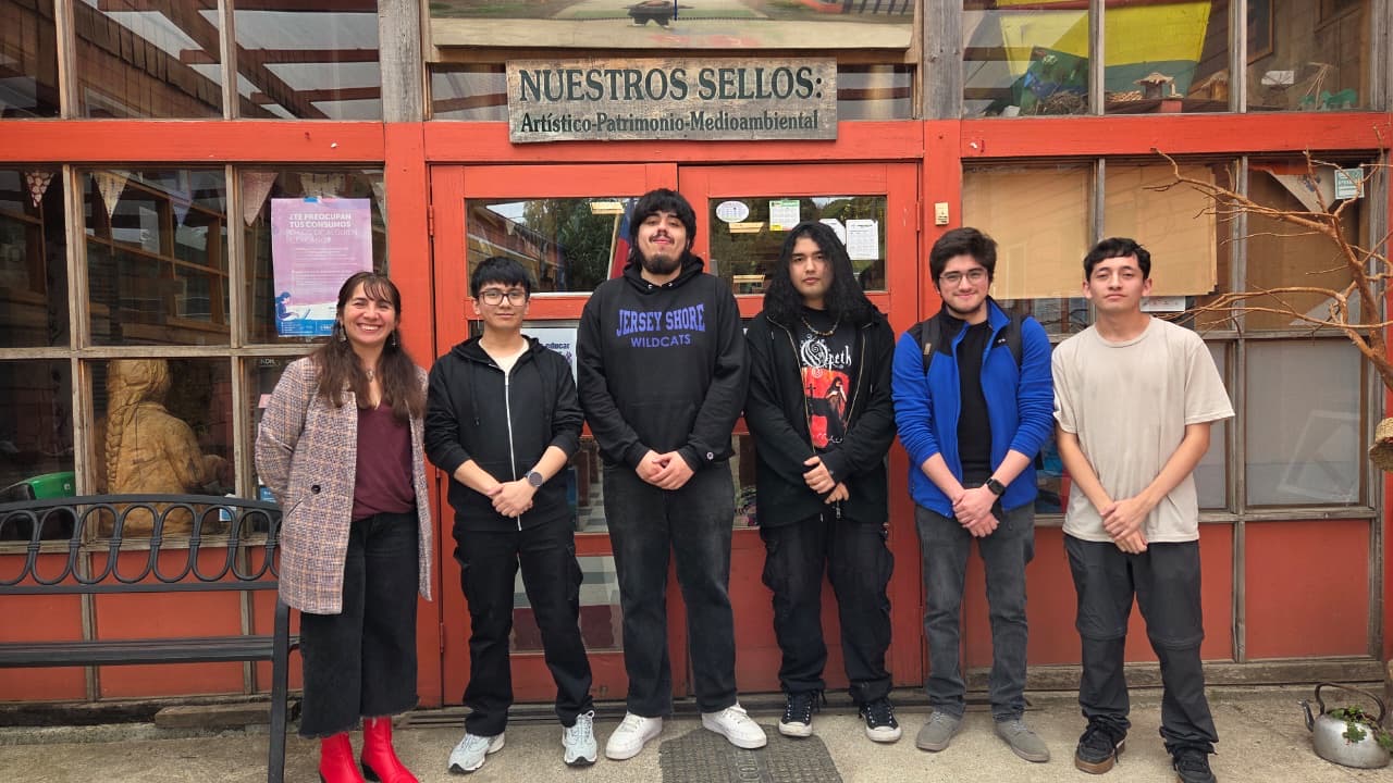 Estudiantes de Informática fortalecen conectividad digital en escuela rural de Quilquico
