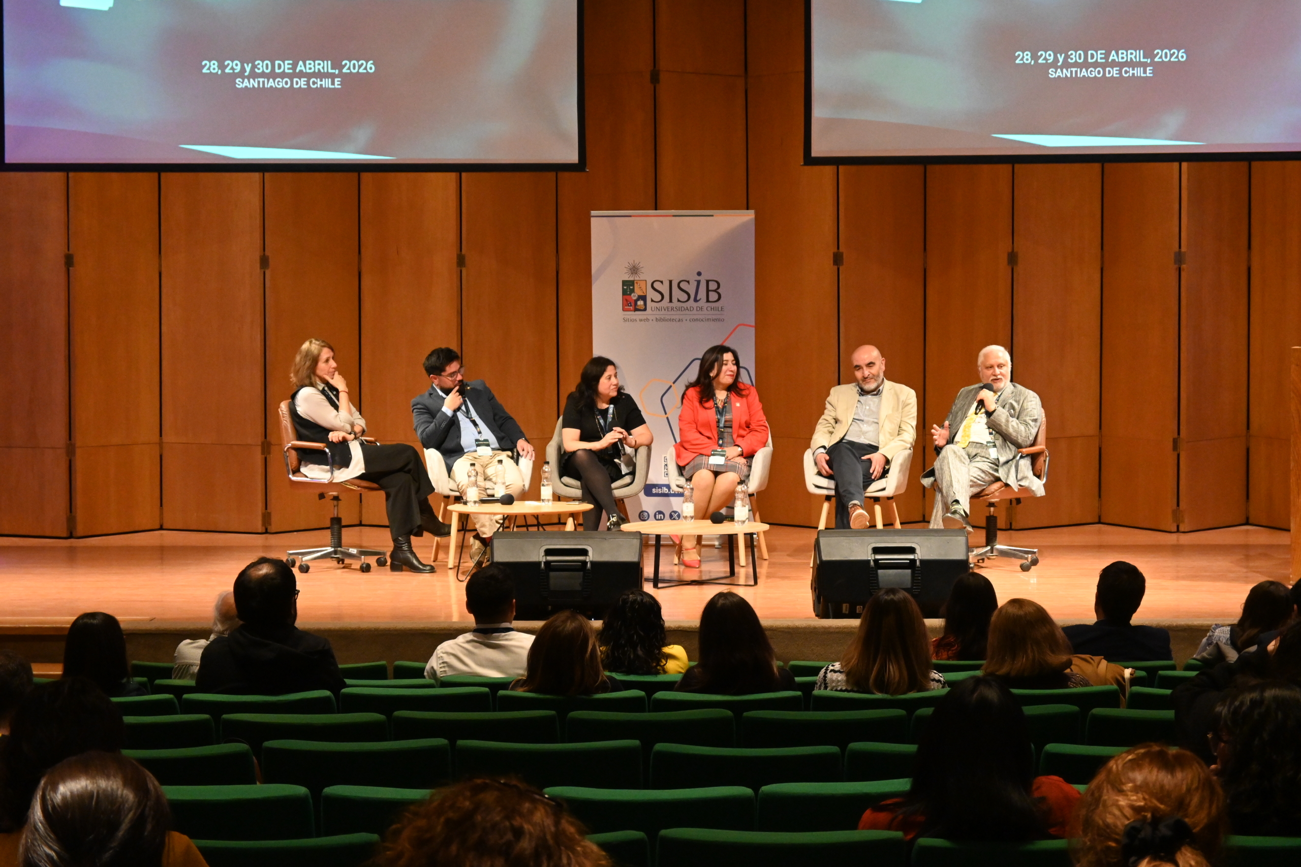 Director de Bibliotecas destaca rol estratégico de las bibliotecas universitarias en congreso nacional