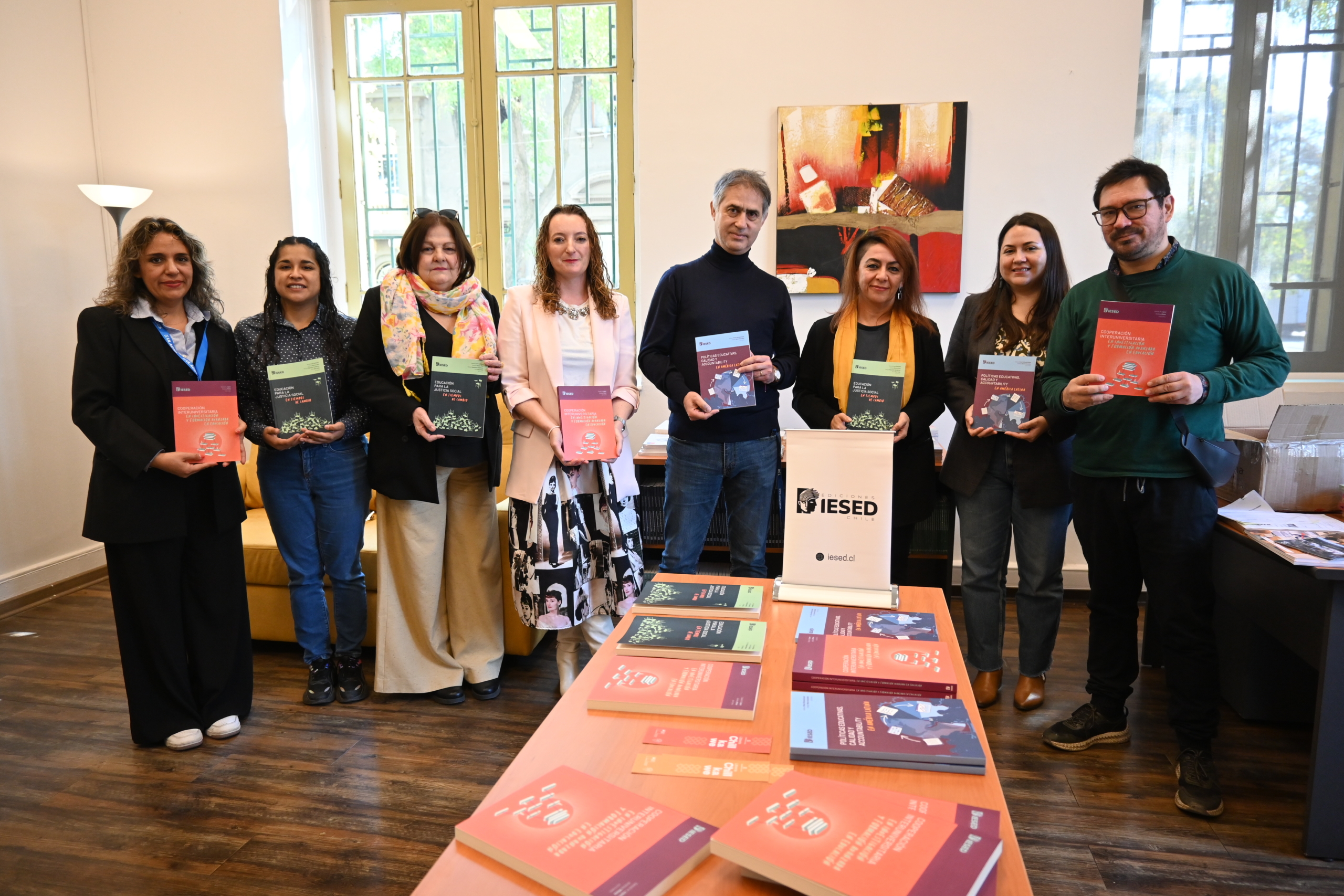 IESED Chile dona libros de investigación educativa a la nueva Librería Chillkawe de la ULagos