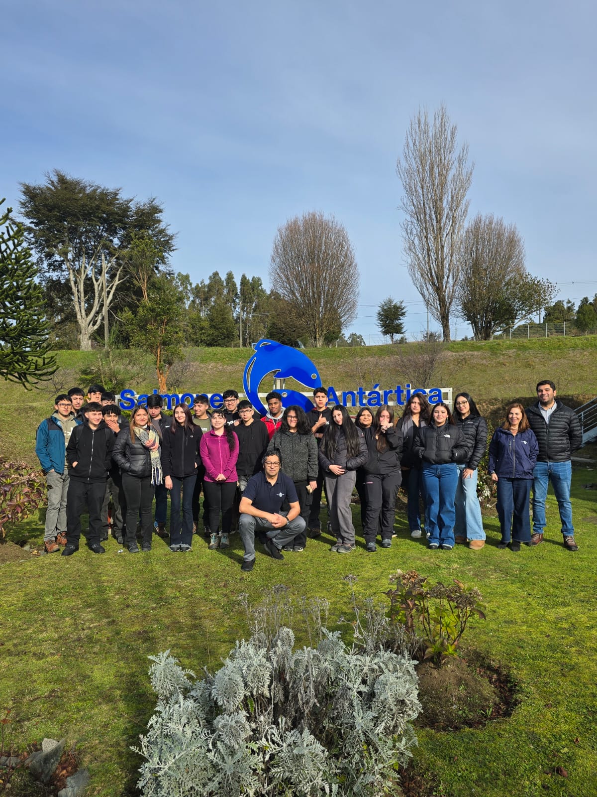 Estudiantes ULagos conocieron procesos de la industria salmonera en planta de Chonchi