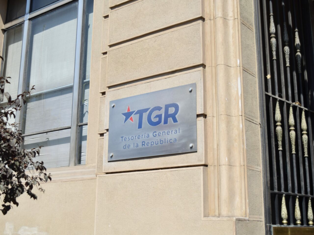 ULagos presenta su Magíster en Gobierno a funcionarios de la TGR y refuerza convocatoria para segunda cohorte en Santiago