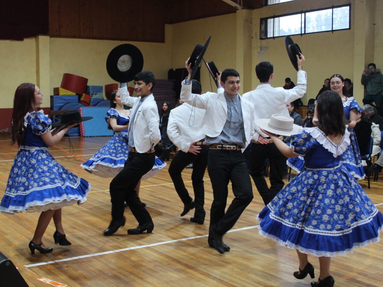 Destacadas presentaciones artísticas tuvo la Academia de Arte en el cierre del Programa Barrios Culturales en Paillaco y La Unión