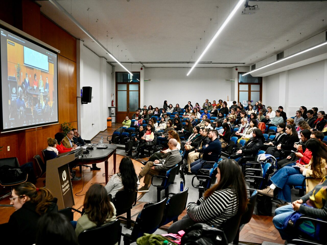 Académica ULagos presenta investigación sobre andragogía en encuentro internacional de Uruguay