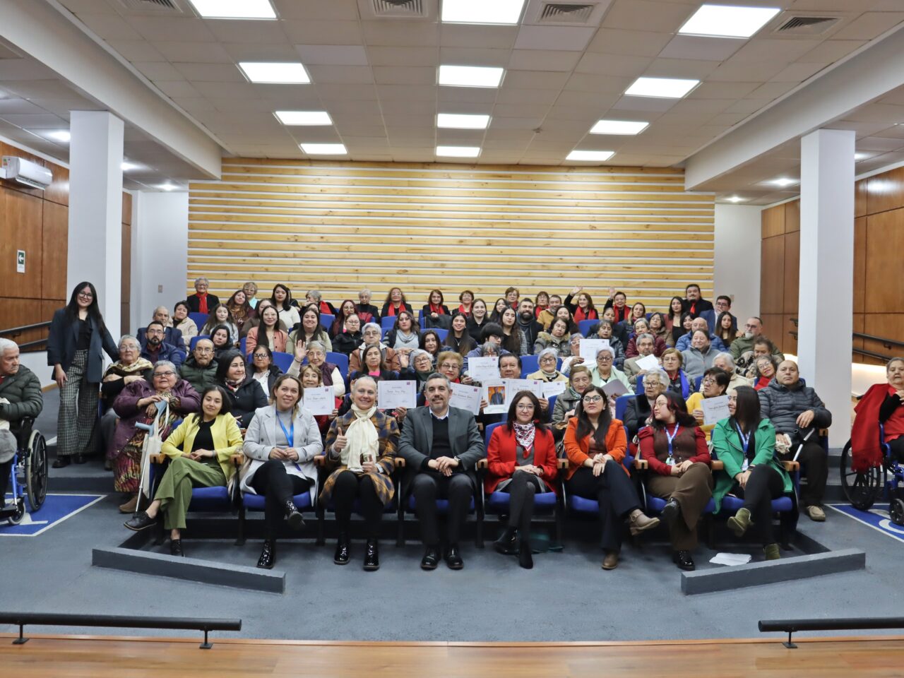Centro Diurno Referencial realizó primera ceremonia donde egresaron 29 personas mayores