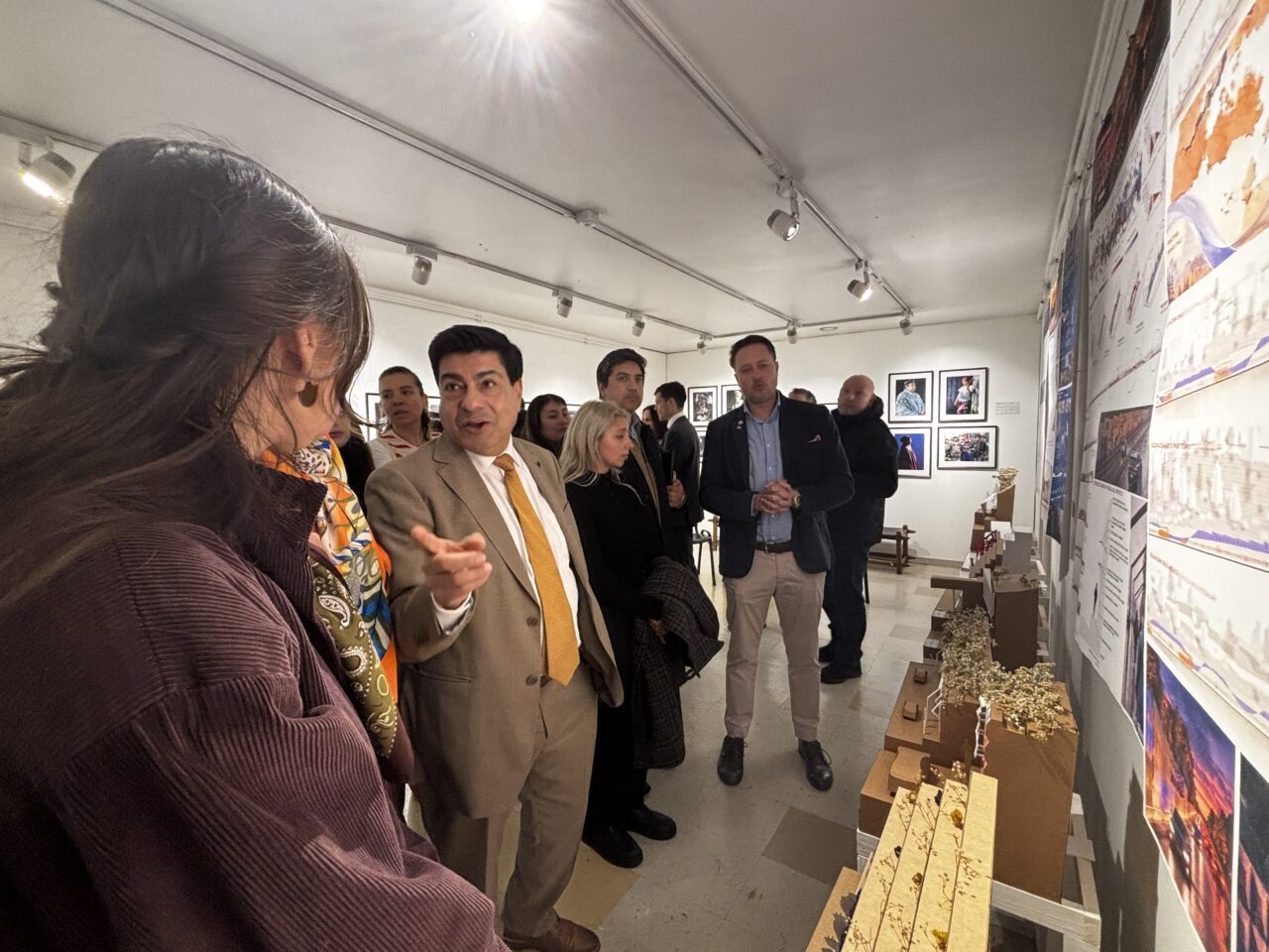 Estudiantes de Arquitectura presentan propuestas de mural que fortalece el vínculo histórico entre Chile y México