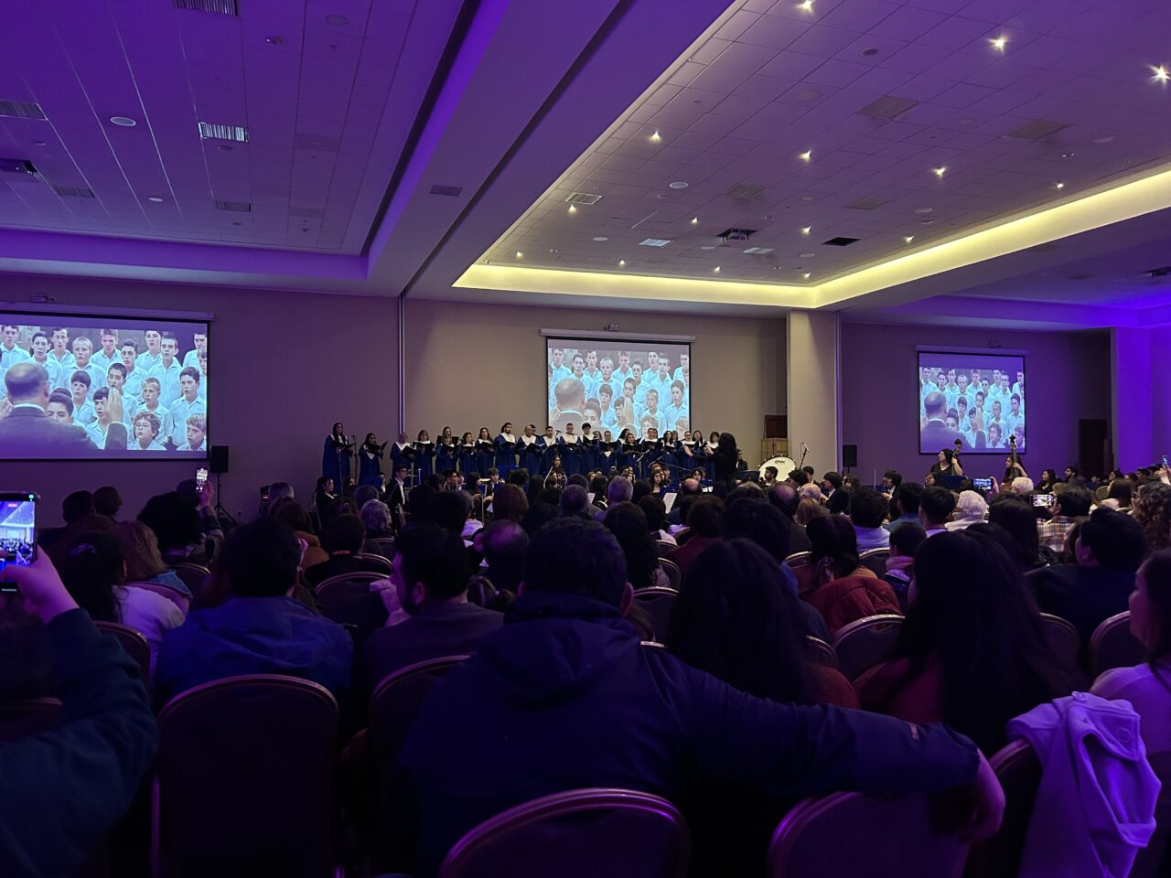 Más de 600 personas celebraron los 33 años de la ULagos en Osorno al ritmo de las grandes bandas sonoras del cine