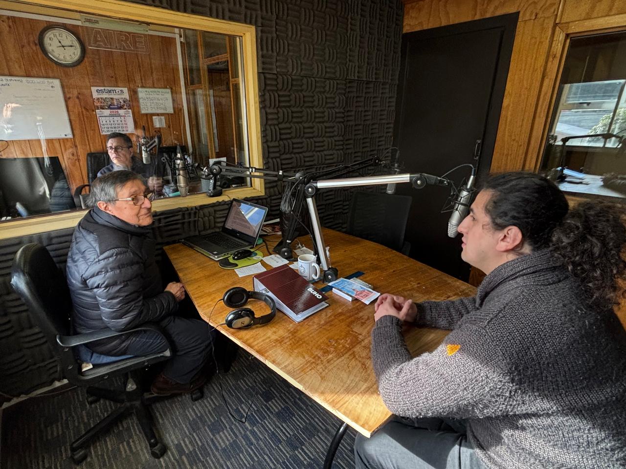 Académico de ingeniería analiza la inclusión universitaria en radio 92.3 FM
